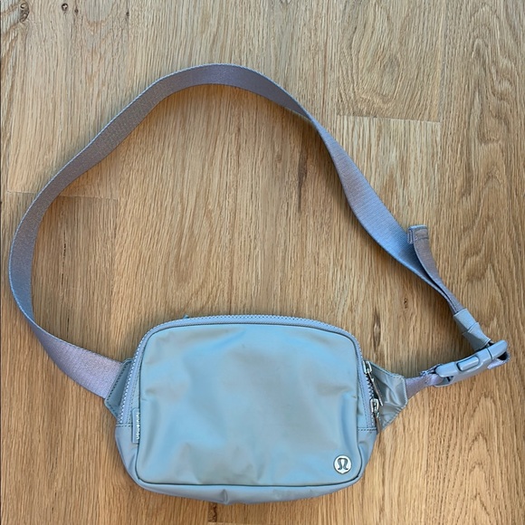 Lululemon Athletica Gray Everywhere Belt Bag Large - Picture 1 of 3